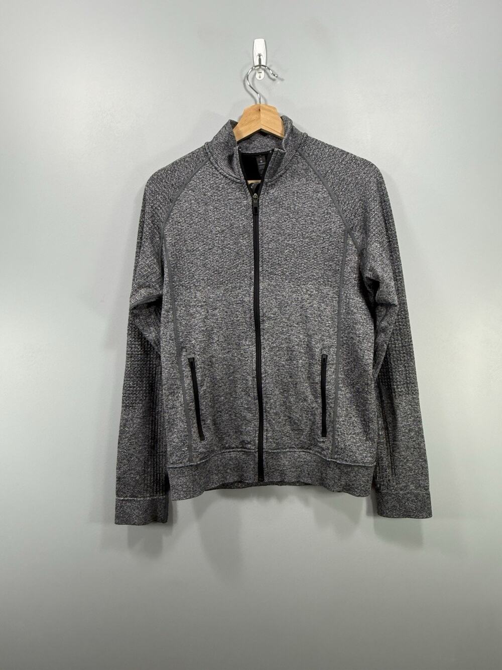 Lululemon Men’s Engineered Warmth Jacket in a heathered grey colorway Size S 159
